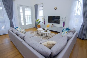Luxury Bungalow, Garden View | Living area