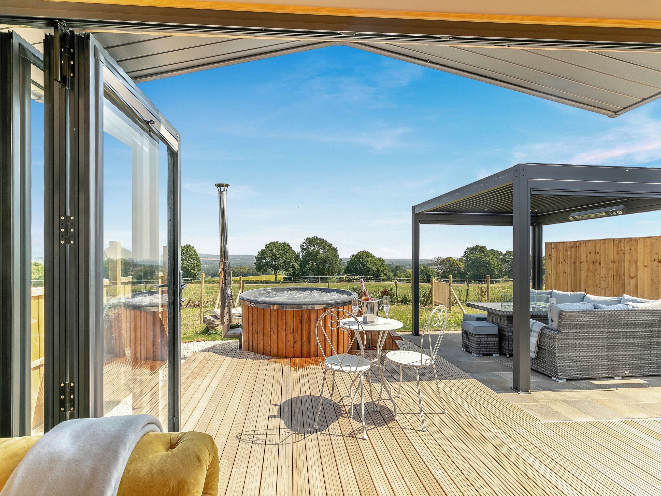 屋外ダイニングエリア