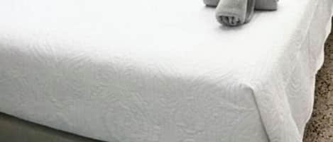 2 habitaciones, tabla de planchar con plancha y cuna de viaje