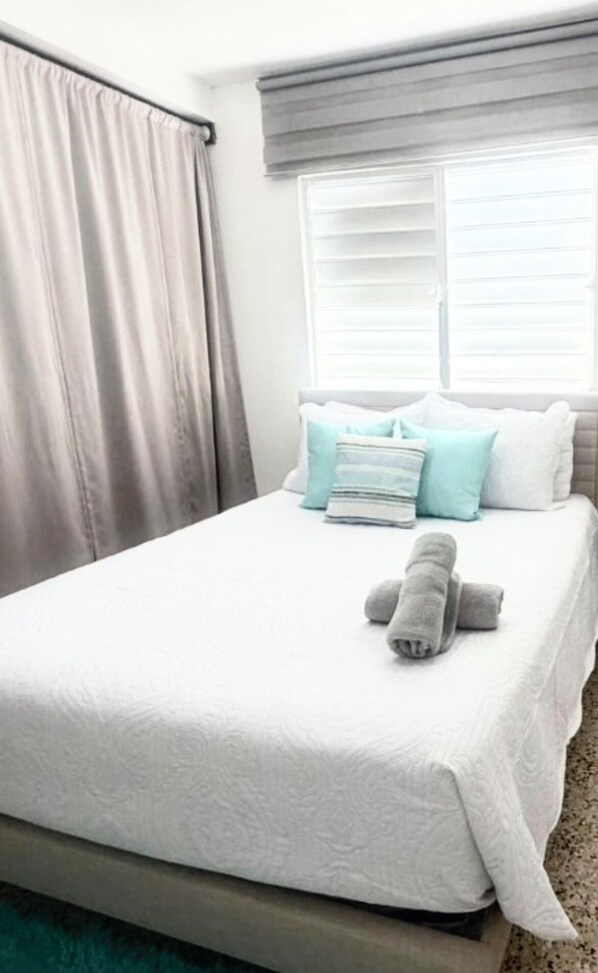 2 chambres, fer et planche à repasser, lit de bébé portatif