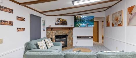 Smart-TV, Tischtennisplatte, Bücher, Arbeitsbereiche