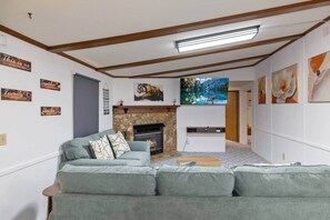 تلفزيون ذكي، تنس طاولة، كُتُب، مكتب