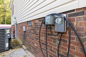 Property grounds - Spacious 3BR Retreat on 1 Acre — Near Lake Norman (Statesville)