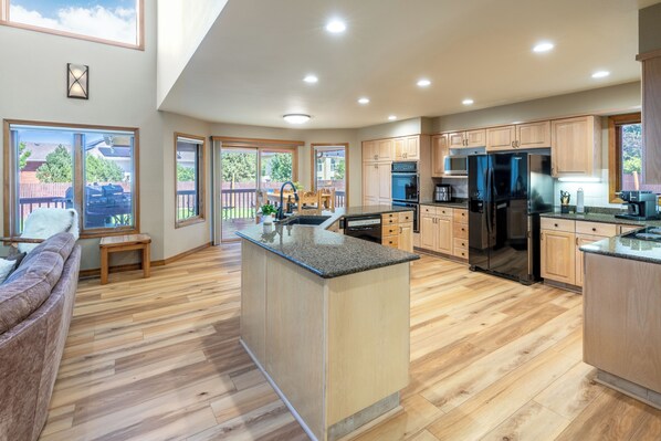 Jääkaappi, mikroaaltouuni, uuni, liesi