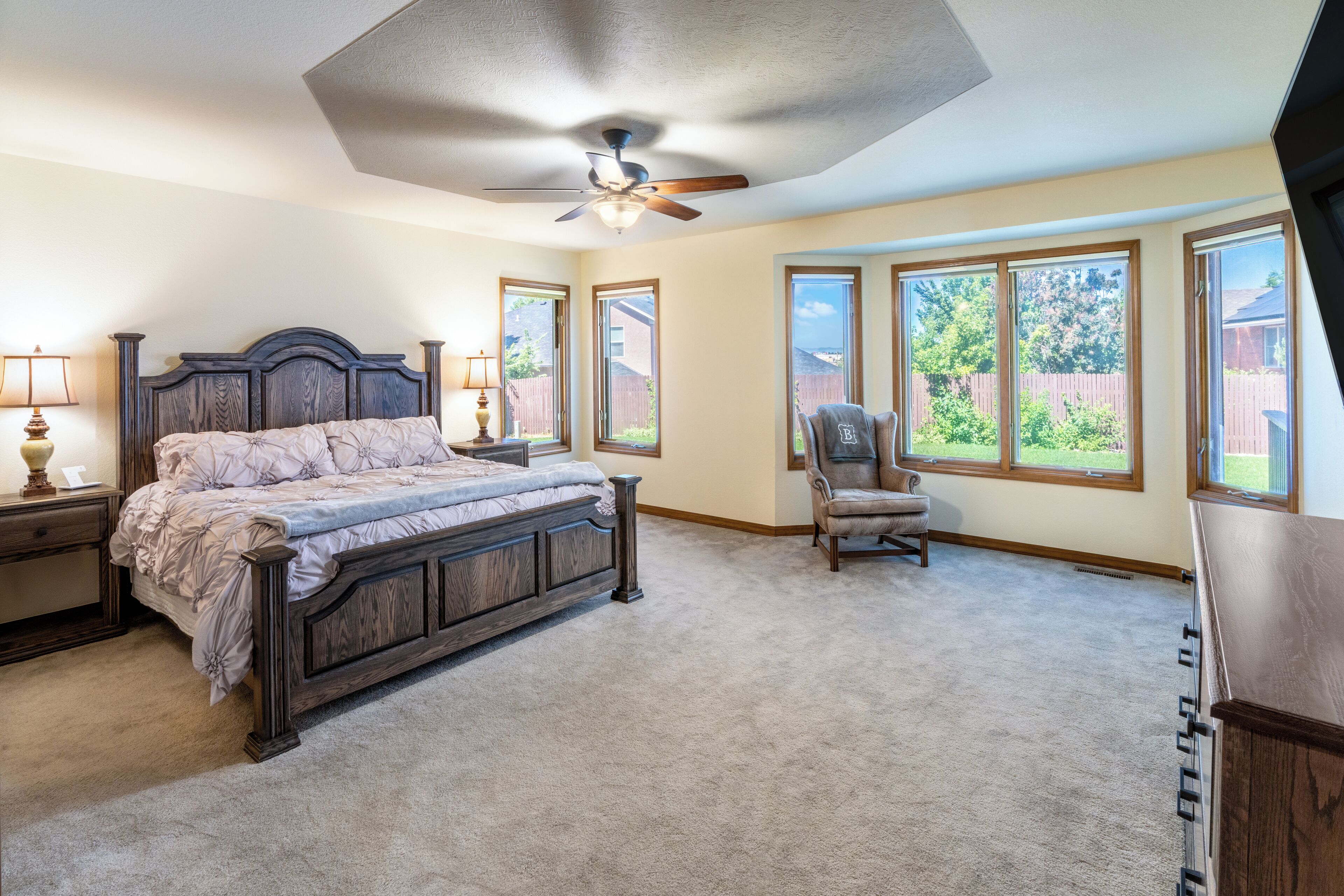 4 soverom, skrivebord, strykejern/-brett og reiseseng for barn