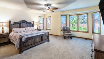 4 soverom, skrivebord, strykejern/-brett og reiseseng for barn