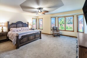 4 bedrooms, desk, iron/ironing board, travel crib