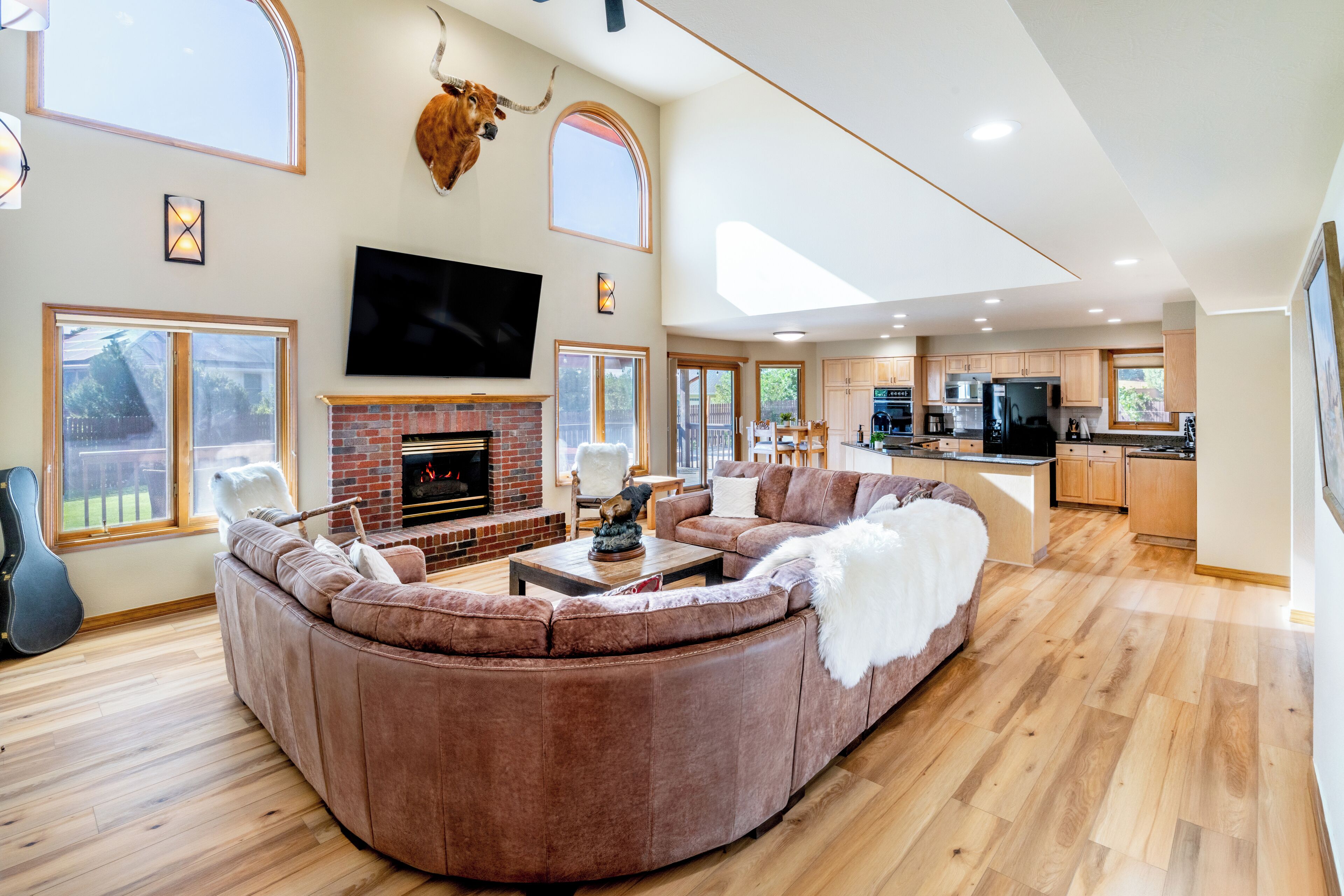 Smart-TV, Kamin, Videospiele, Bücher