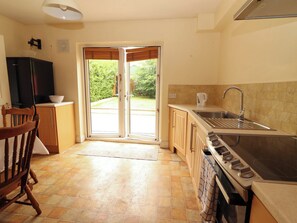 Cookware/dishes/utensils - 51 WOODVIEW PARK, pet friendly, with a garden in Tralee, County Kerry (Tralee)