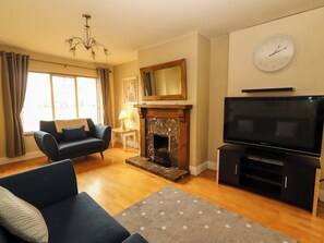 Living area - 51 WOODVIEW PARK, pet friendly, with a garden in Tralee, County Kerry (Tralee)