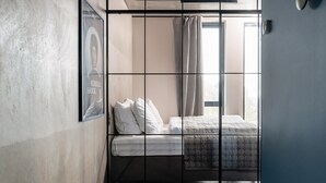 A room with a bed, a poster on the wall, and a window with curtains. - Århus North 2BR&2Bath Apartment by Daniel&Jacob's (Aarhus)