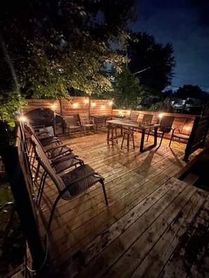 Outdoor dining - Mini-Chalet by IG: @13lacksheep (Saint-Marthe-Sur-Le-Lac)