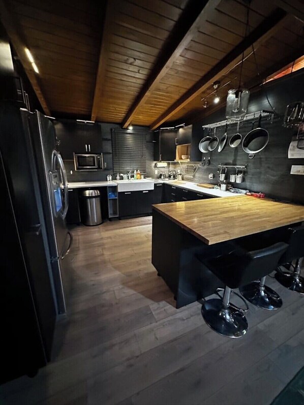 Private kitchen - Mini-Chalet by IG: @13lacksheep (Saint-Marthe-Sur-Le-Lac)