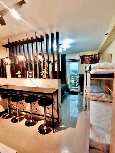 Cozy Studio Unit Near Airport: Ideal for 2-6 pax.Balcony and complete amenities