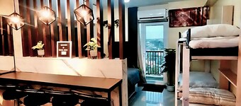 Cozy Studio Unit Near Airport: Ideal for 2-6 pax.Balcony and complete amenities