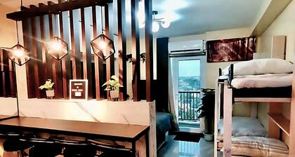 Cozy Studio Unit Near Airport: Ideal for 2-6 pax.Balcony and complete amenities