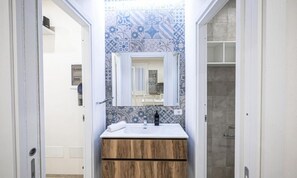 Hiustenkuivaaja, pyyhkeet, saippua, vessapaperi