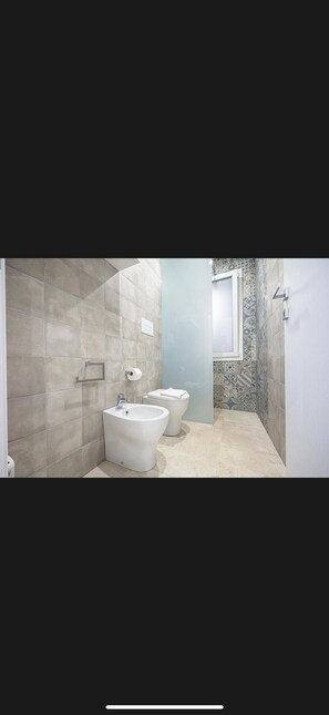 Douche, sèche-cheveux, bidet, serviettes fournies