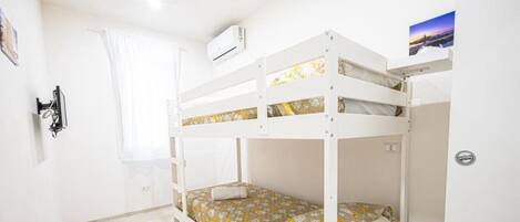 Een strijkplank/strijkijzer, wifi, beddengoed