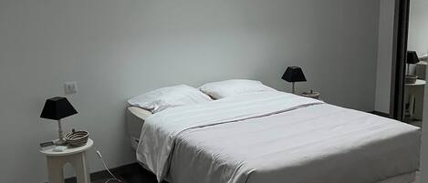 Iron/ironing board, bed sheets