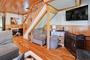 Smart TV, fireplace - Views! Peaceful Cabin on Spring Cove • Seas and Trees Cabin (Ucluelet)