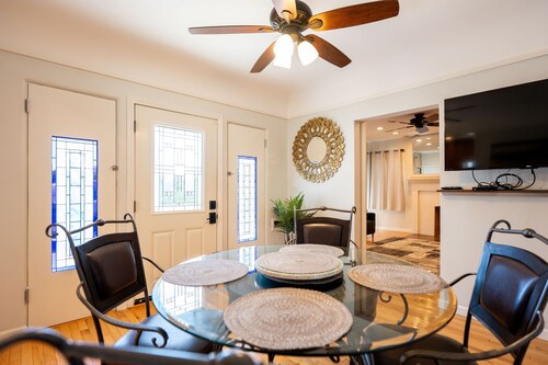 CLOSE TO EVERYTHING FUN - Charming 2-BR /2 BA house in San Diego WiFi AC parking