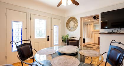 CLOSE TO EVERYTHING FUN - Charming 2-BR /2 BA house in San Diego WiFi AC parking