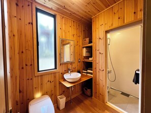 Een douche, een haardroger, een bidet, handdoeken