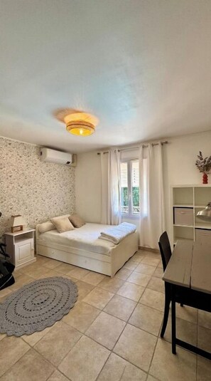 3 bedrooms, iron/ironing board, WiFi, bed sheets