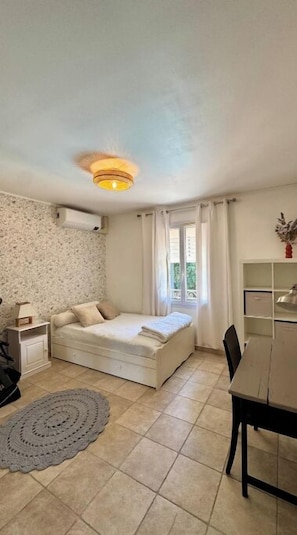 3 bedrooms, iron/ironing board, WiFi, bed sheets