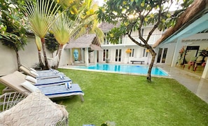 Outdoor dining - Villa Anh Yeu - 6BR villa in Seminyak with Free Breakfast & Airport pick up. (Bali)