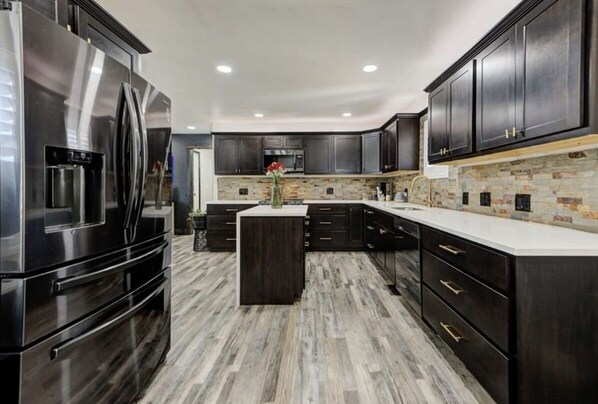 Private kitchen - Charming 3-bedroom house in adorable Bethany with AC, WiFi, & spacious backyard! (Bethany)