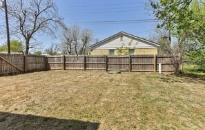 Property grounds - Charming 3-bedroom house in adorable Bethany with AC, WiFi, & spacious backyard! (Bethany)