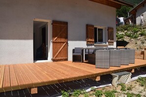 Outdoor dining - Family home in the heart of the Tarentaise (Moûtiers)