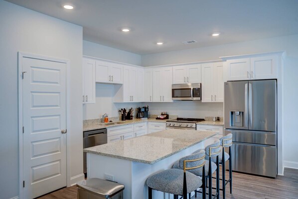 Microwave, oven, stovetop, dishwasher - A Modern Oasis Near Savannah (Pooler)