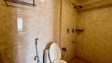 Pantuflas, toallas, jabón, shampoo