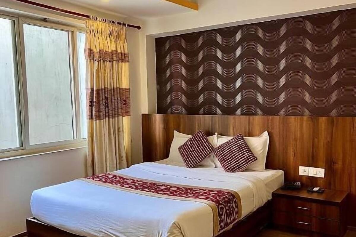 Deluxe Single Room | Desk, laptop workspace, soundproofing, iron/ironing board