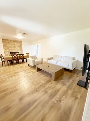 Smart TV, fireplace