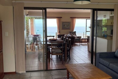 3-Bedr Holiday Home, 5-min Walk to Beach, Seaview!