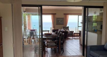 3-Bedr Holiday Home, 5-min Walk to Beach, Seaview!
