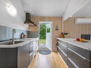 Kühlschrank, Mikrowelle, Geschirrspüler, Kochgeschirr/Geschirr/Besteck