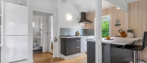 Fridge, microwave, dishwasher, cookware/dishes/utensils