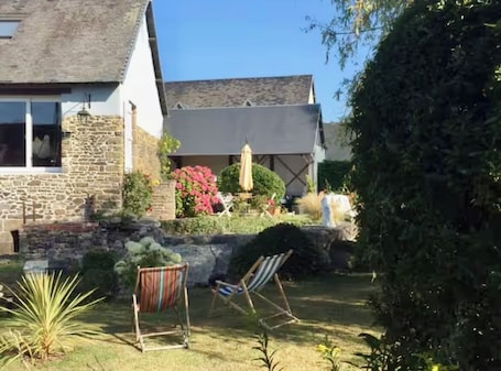 Property grounds. Water mill between the countryside and the Chausey Islands. Normandy break guaranteed!