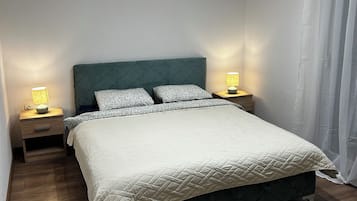 Een strijkplank/strijkijzer, wifi, beddengoed