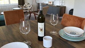 Una mesa de comedor dispuesta con platos, copas de vino y una vela.