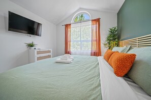 3 bedrooms, WiFi, bed sheets - Cozy 3-Bedroom Townhouse in the Heart of Squamish – Walk to Downtown! (Squamish)