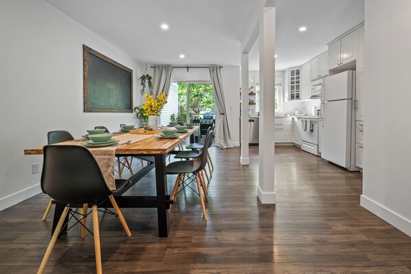 Dining - Cozy 3-Bedroom Townhouse in the Heart of Squamish – Walk to Downtown! (Squamish)