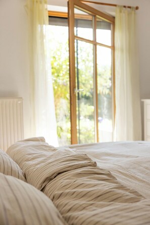 1 bedroom, bed sheets