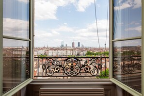 A view from a window with ornate iron railings, overlooking a cityscape with historic buildings and modern skyscrapers. - Smartstay - Vue panoramique sur Lyon et la saone (Lyon)