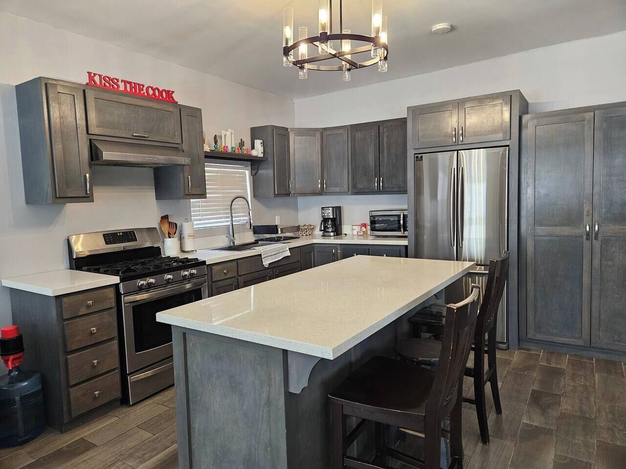 Kühlschrank, Mikrowelle, Herdplatte, Wasserkocher mit Kaffee-/Teezubehör